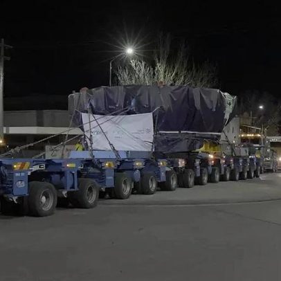 Tatuzão de 137 toneladas na Austrália precisa de caminhão de 152 rodas