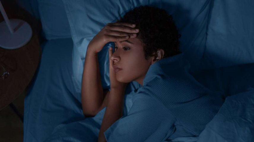 Após uma noite sem dormir, pesquisadores observaram aumento de marcadores ligados às conexões cerebrais