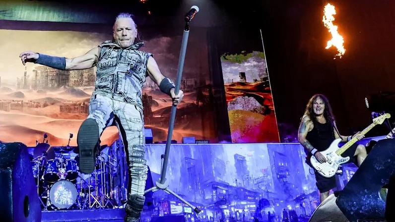Bruce Dickinson e Steve Harris durante show do Iron Maiden em 2023