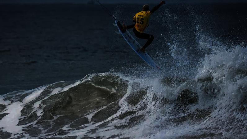 Italo Ferreira em evento da WSL.