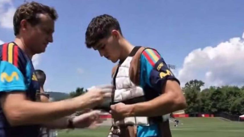 David Raum com colete de gelo durante treinamento da Alemanha –