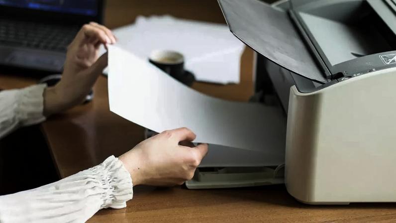 À primeira vista, a ideia parece um número de mágica, mas o que acontece ali se liga diretamente a princípios básicos da física e ao comportamento dos materiais.