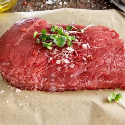 Carne temperada: quanto tempo pode ficar na geladeira?