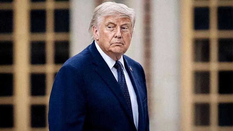 Donald Trump Presidente dos Estados Unidos da América EUA em sua chegada antes de um jantar com o Presidente da República Francesa e sua esposa organizado para comemorar o 250º aniversário da independência dos Estados Unidos no Chateau de Versailles em Versalhes, França, em 17 de junho de 2026.