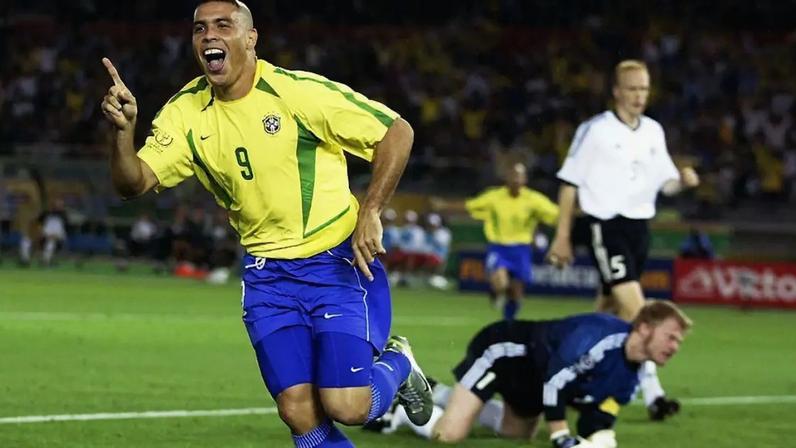 Ronaldo segue sendo o maior artilheiro do Brasil em Copas do Mundo, com 15 gols em 19 jogos