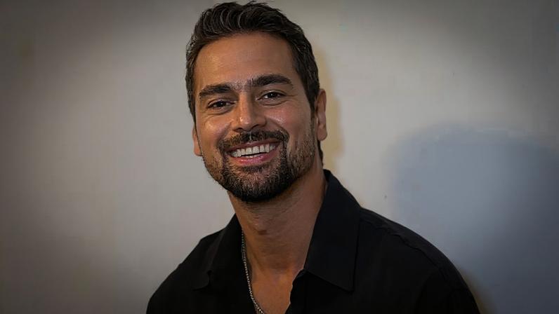 J.R. Ramirez comenta papel na série dramática Não É Bem Assim