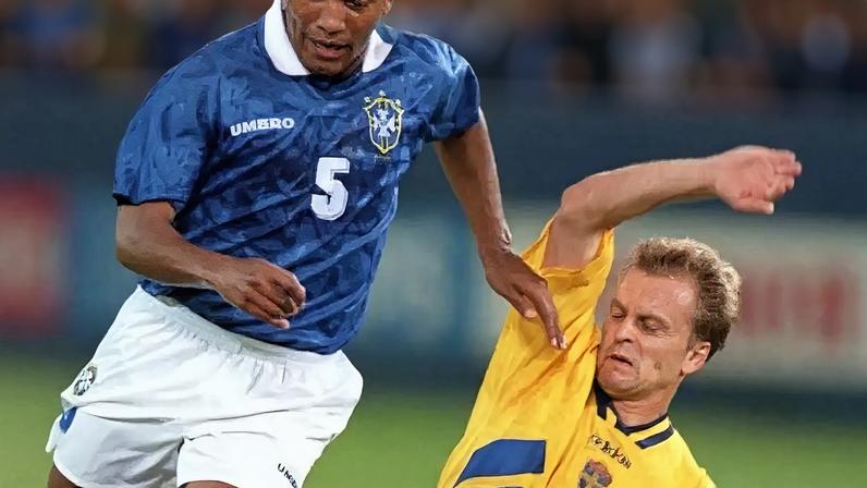 Pelé marca um de seus gols sobre a Suécia, na final do Mundial de 1958 –