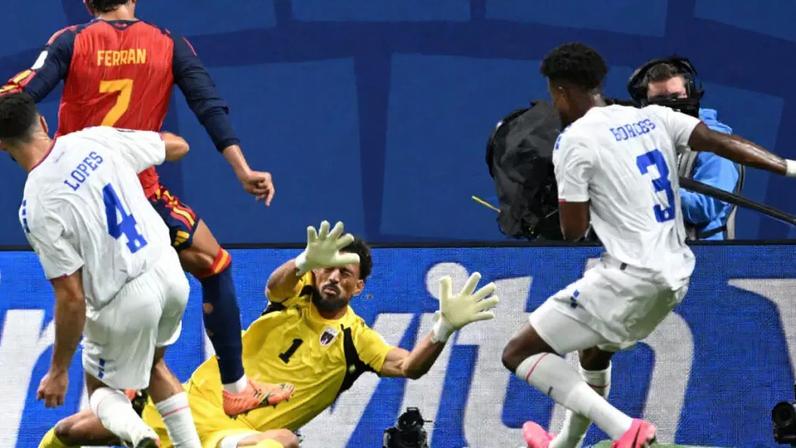 O goleiro Vozinha foi eleito o melhor jogador em campo no empate de Cabo Verde com a Espanha.