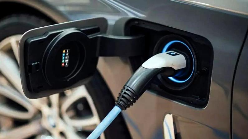 A rápida expansão dos veículos elétricos transformou a China em uma das maiores potências da indústria automotiva mundial, mas também trouxe um novo desafio relacionado ao destino das baterias que chegam ao fim de sua vida útil. Após anos de crescimento acelerado das vendas de automóveis movidos a eletricidade, o país agora se prepara para lidar com um volume crescente de equipamentos descartados. De acordo com estimativas divulgadas pelo Ministério da Indústria e Tecnologia da Informação, a quantidade anual de baterias retiradas de circulação deverá ultrapassar 1 milhão de toneladas até 2030, cenário que exige planejamento e fiscalização em larga escala.