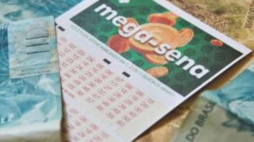 Cartelas da Mega-Sena e dinheiro.