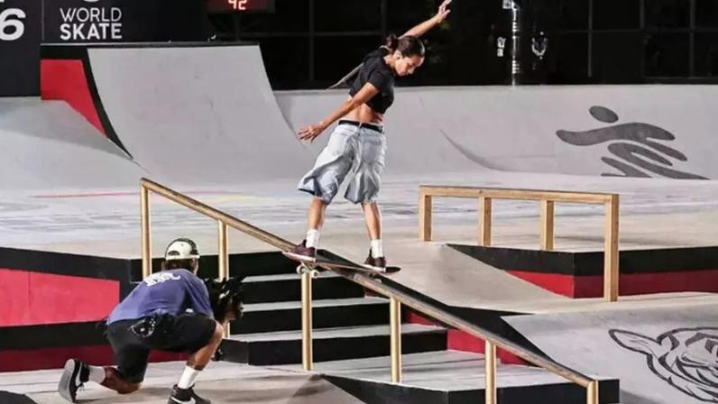 Rayssa Leal desliza em corrimão durante a Copa do Mundo de skate.