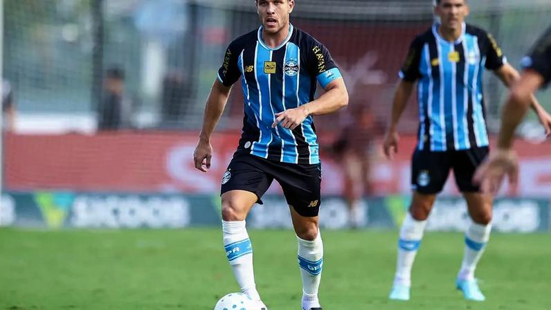 Arthur é líder do meio-campo e capitão da equipe –