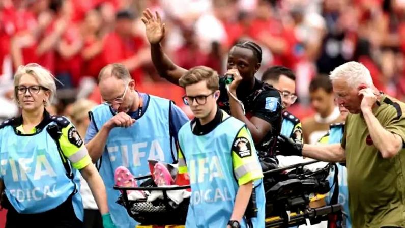 Koné ganhou homenagem dos companheiros ainda na partida contra o Qatar –