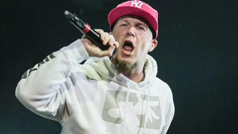 Fred Durst cantando com o Limp Bizkit