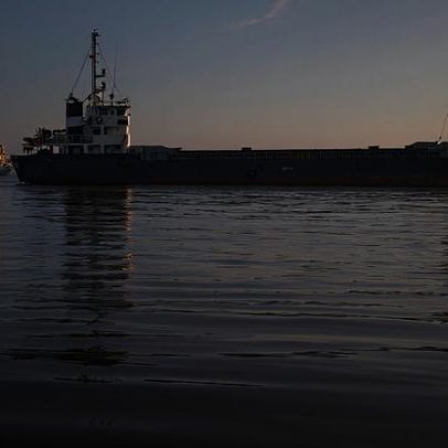 Irã afirma novo fechamento de Hormuz enquanto negociações com EUA devem abrir