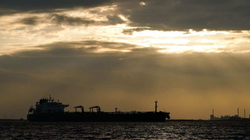 Exportações de petróleo dos Emirados chegam a 85% dos níveis pré-guerra, diz IEA