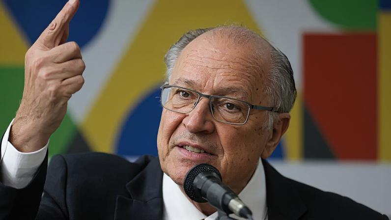 ALCKMIN BRASÍLIA DF 02.04.2026 ALCKMIN / BALANÇO ECONOMIA - O vice-presidente e ministro do Desenvolvimento, Indústria, Comércio e Serviços, Geraldo Alckmin, durante conversa com jornalistas realizada na manhã desta quinta-feira 02 no Ministério do Desenvolvimento, Indústria, Comércio e Serviços ( MDIC) em Brasília. No último dia à frente do MDIC, Alckmin apresenta um balanço das ações da pasta durante sua gestão, incluindo a criação da Nova Indústria Brasil (NIB), a celebração de acordos comerciais e as medidas de enfrentamento do tarifaço. FOTO: WILTON JUNIOR/ ESTADÃO