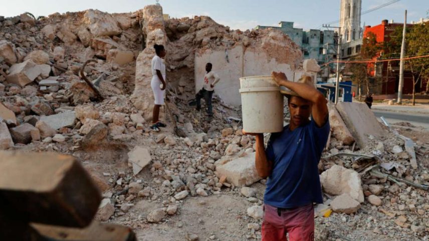 Lázaro Alvares, 24, recolhe materiais de construção de um prédio desabado para revender, enquanto a economia estatal de Cuba mergulha em uma crise profunda após o governo do presidente dos EUA, Donald Trump, endurecer as sanções e cortar o fornecimento de petróleo ao país caribenho. Em Havana, Cuba, em 6 de maio de 2026.