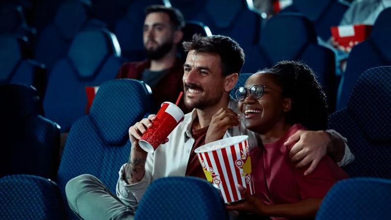 A programação do mês reúne estreias de diferentes gêneros, com propostas que vão do entretenimento leve às narrativas mais intensas