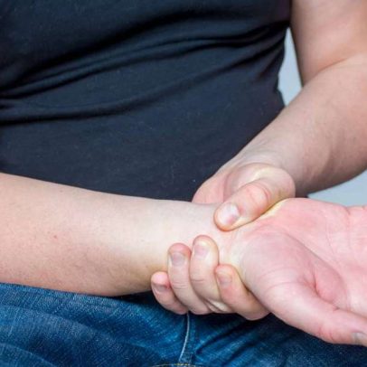 Formigamento nas mãos e pés: causas de simples a graves