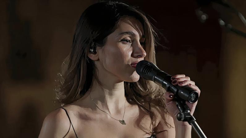 Cantora iraniana é condenada a 74 chibatadas