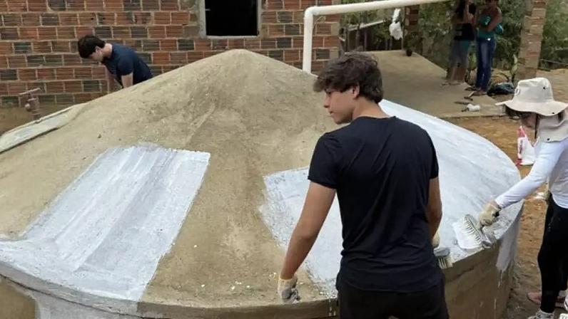 Alunos do Colégio Dante Alighieri instalaram cisternas em uma cidade do Agreste Pernambucano; especialistas apontam que escolas precisam conectar a aprendizagem às demandas do mundo externo.