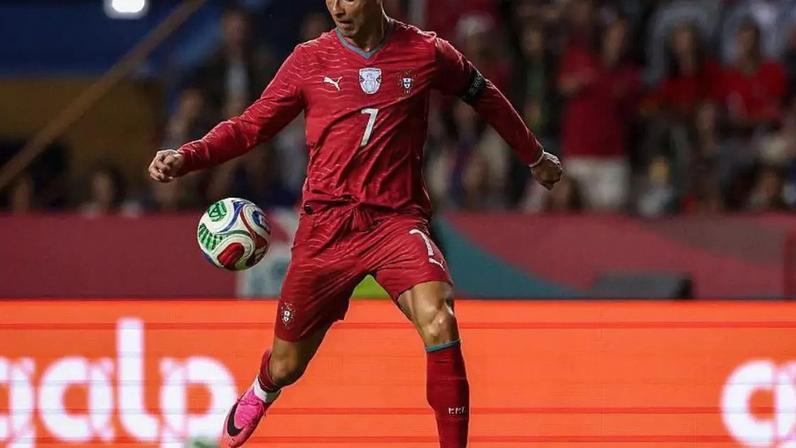 Aos 41 anos de idade, o astro português Cristiano Ronaldo é um exemplo de condicionamento físico — e de longevidade — no futebol moderno
