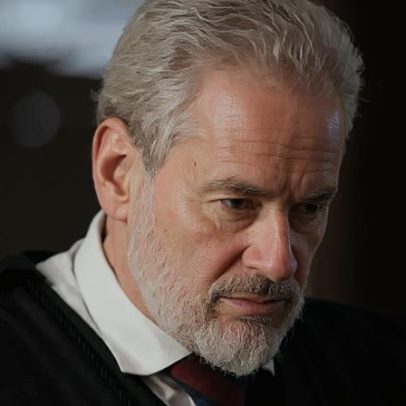 Ademir recebe o pior castigo antes da saída de Adriana da prisão