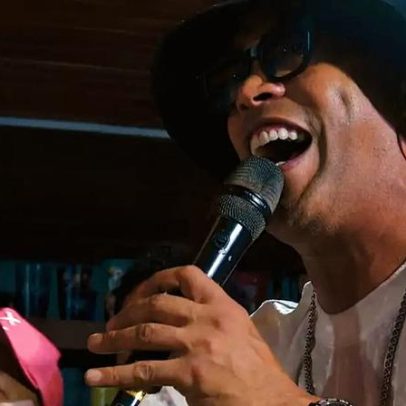 Ronaldinho Gaúcho faz embaixadinhas em Times Square em quadro da Globo na Copa