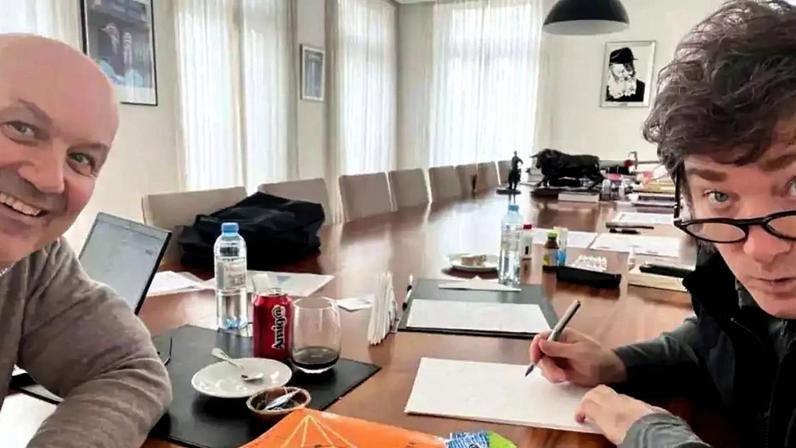 Sturzenegger e Milei revisaram um artigo defendendo a desregulamentação da IA.