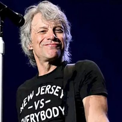 Jon Bon Jovi retorna aos palcos após cirurgia delicada