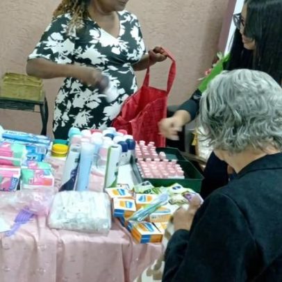 Cristãs distribuem kits de higiene e evangelizam mulheres carentes no Rio