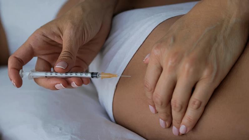 O PMMA foi proibido por apresentar riscos aos pacientes: inflamações crônicas, infecções e deformidades