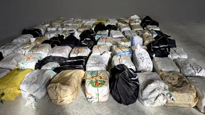 Imagem distribuída pela polícia alfandegária da França, em 17 de março de 2026, mostra pacotes de cocaína apreendidos entre 7 e 18 de fevereiro de 2026, em operação que resultou em 13 toneladas de entorpecentes interceptados no porto de Dunquerque.