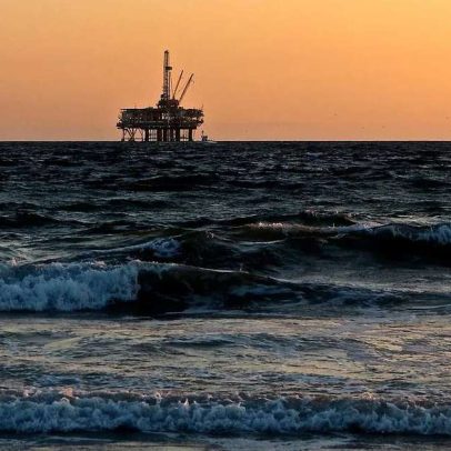 Petróleo cai abaixo de US$75 e PETR4 recua