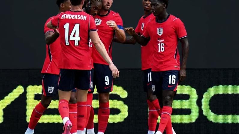 Kane comemora seu gol com seus companheiros de time durante o amistoso entre Inglaterra e Nova Zelândia –