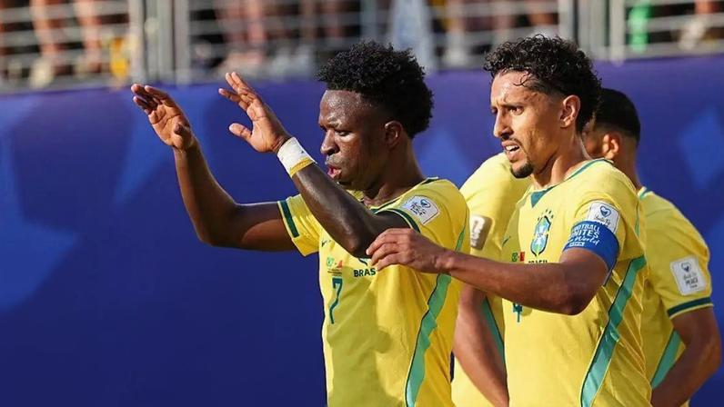 Vini Jr e Marquinhos com camisa da seleção