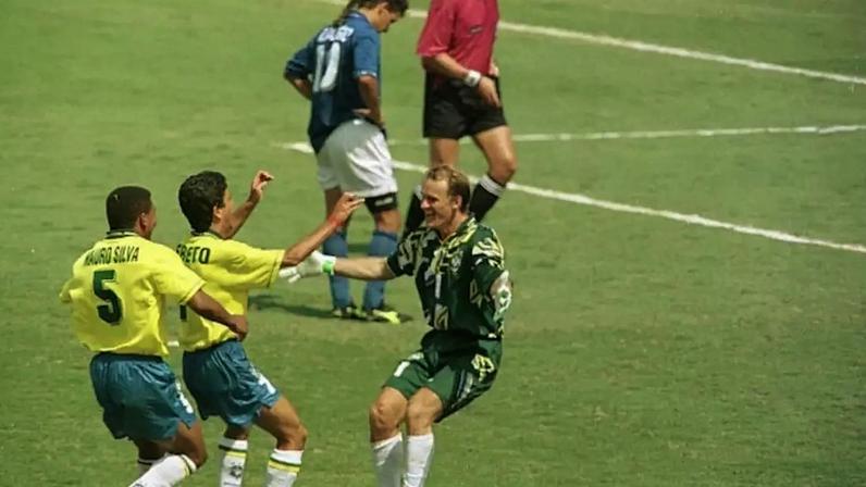 Brasil confirmou o título após o melhor jogador da Itália, Roberto Baggio, desperdiçar o pênalti