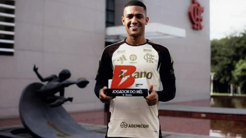 Pedro comemora o prêmio de gol do Flamengo mais bonito de maio –