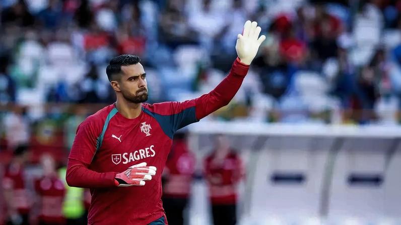 Diogo Costa, goleiro de Portugal, em aquecimento antes de amistoso contra a Nigéria