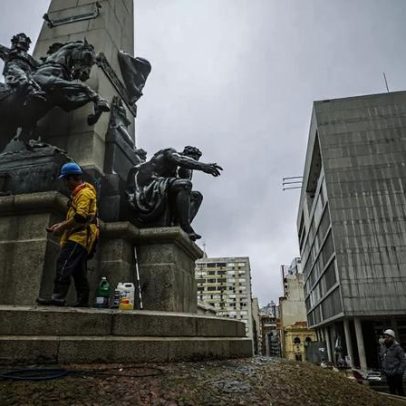 Nova etapa de limpeza e manutenção de monumentos é iniciada em Porto Alegre