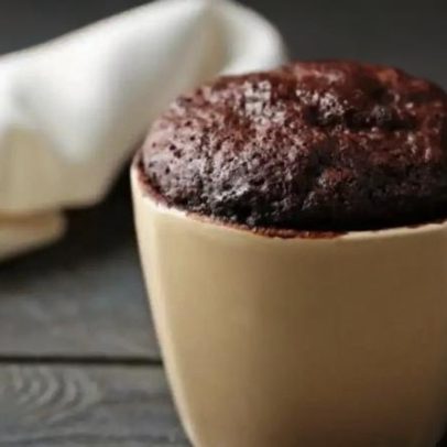 Bolo de chocolate fit de caneca: receita saudável pronta em minutos