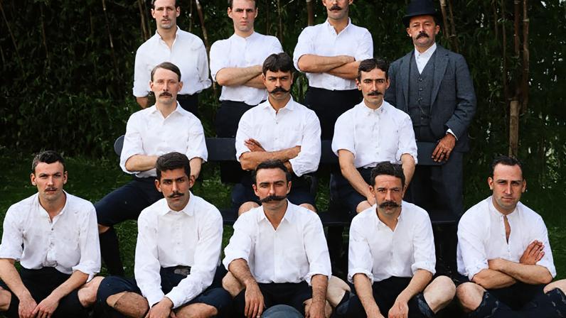 Time de futebol do Atlético São Paulo, 1904. Charles Miller está no meio da primeira fila com a bola