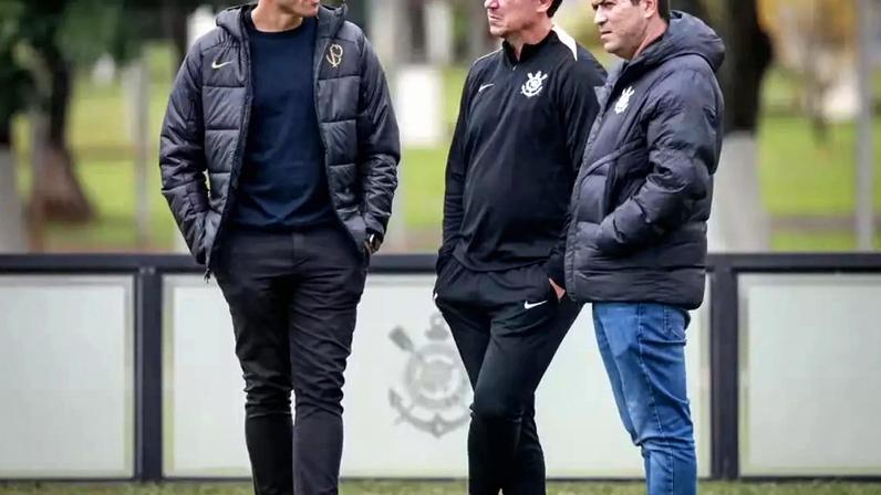 Júlio César, Fernando Diniz e Marcelo Paz ( Rodrigo Gazzanel/Agência Corinthians) / Gávea News