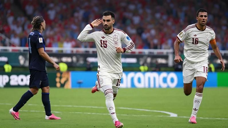 Lamine Yamal tenta escapar, mas é segurado por Sanabria, do Uruguai –