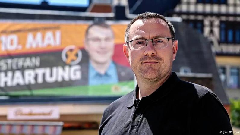 Stefan Hartung, do partido "Saxões Livres", tentou se eleger prefeito em Aue-Bad Schlema, na Saxônia