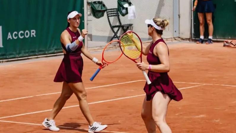 Stefani à esquerda e Dabrowski à direita