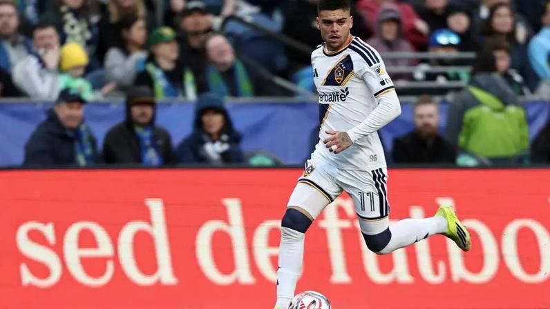 Gabriel Pec durante partida do Los Angeles Galaxy contra o Seattle Sounders, pela MLS