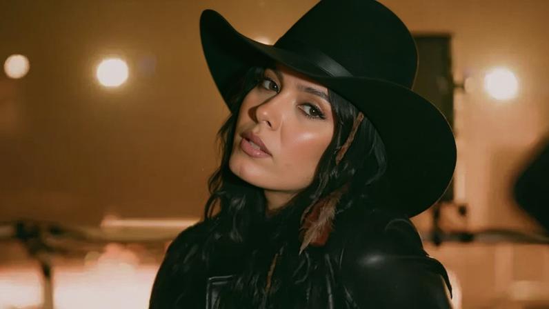 Ana Castela negou que a frase presente no clipe tenha sido uma indireta para Virginia Fonseca
