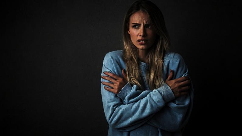 Os arrepios nem sempre estão ligados ao frio e podem surgir por motivos emocionais ou fisiológicos